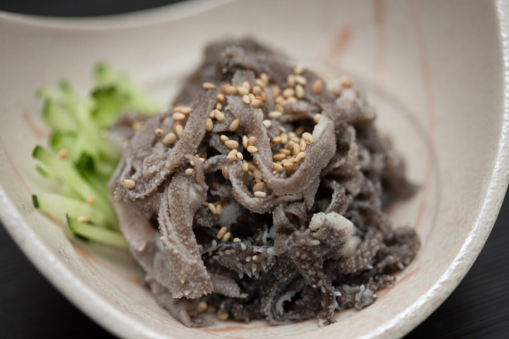 お皿の上に盛り付けられたセンマイの刺身