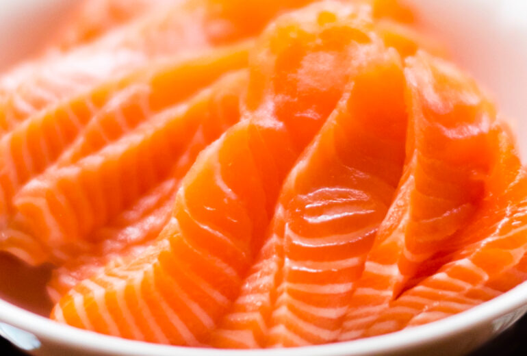 白いお皿に盛られた画面いっぱいのサーモン