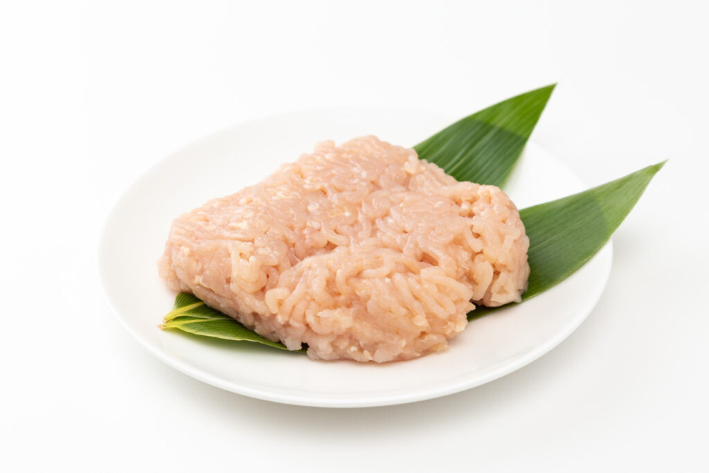 白背景に鶏肉のミンチ