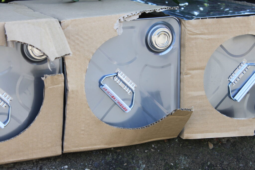 リキッド方式の場合、凍結液（ブライン液）の補充や交換が必要になることもある（一斗缶）