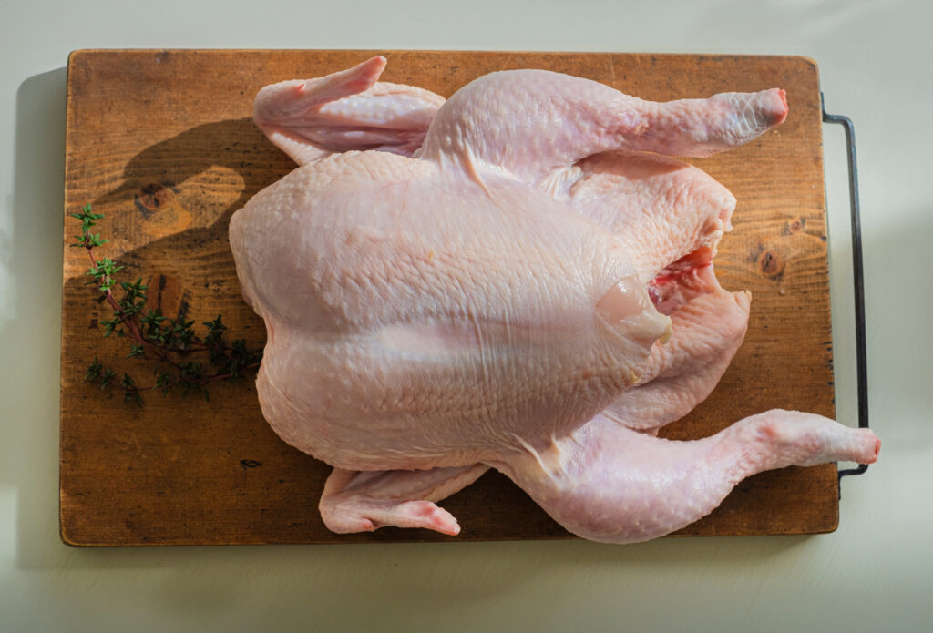 まな板の上に載せられた鶏肉