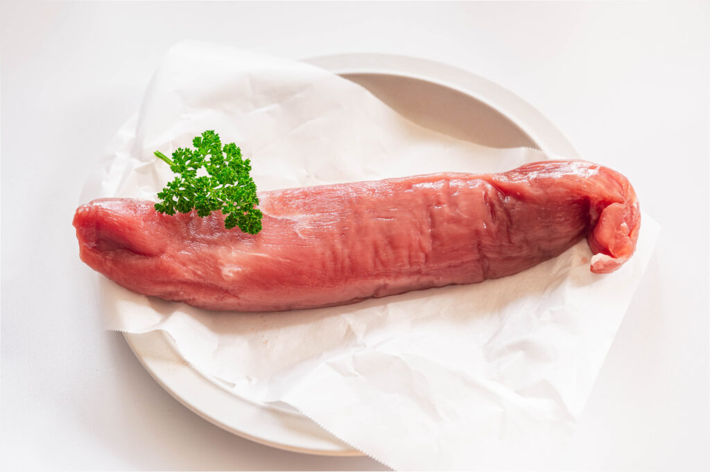 お皿の上に盛りつかられた豚ヒレ肉ブロック