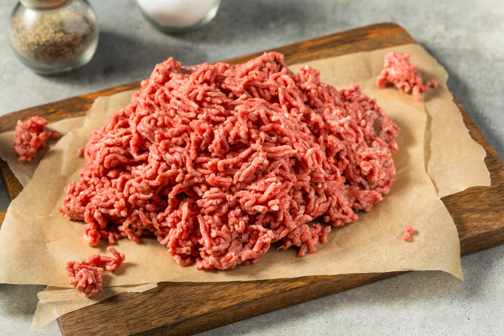 牛ひき肉がまな板に盛られた写真