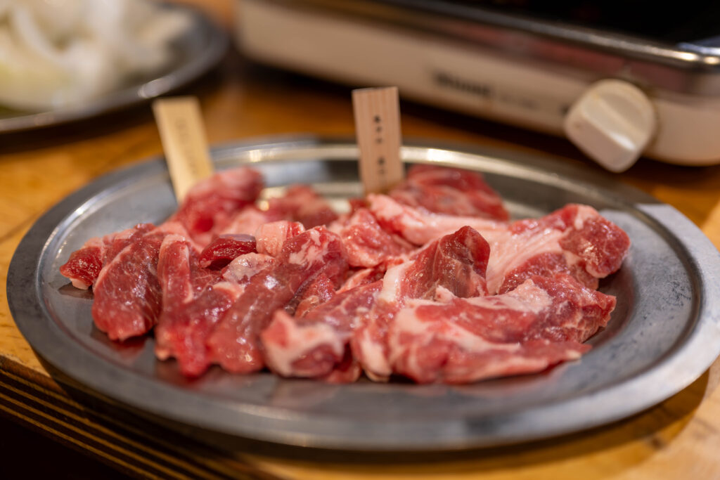 お皿に盛り付けられたマトンロース