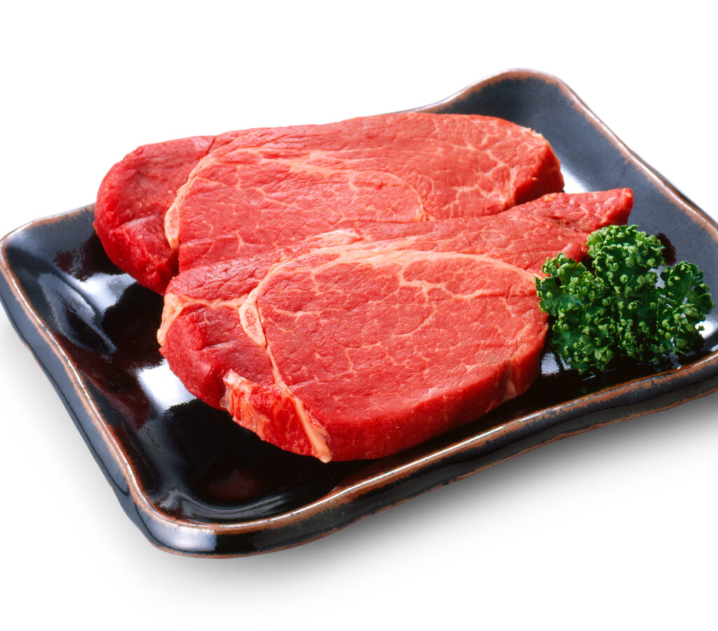 黒いお皿に盛り付けられた牛ヒレステーキ用2枚