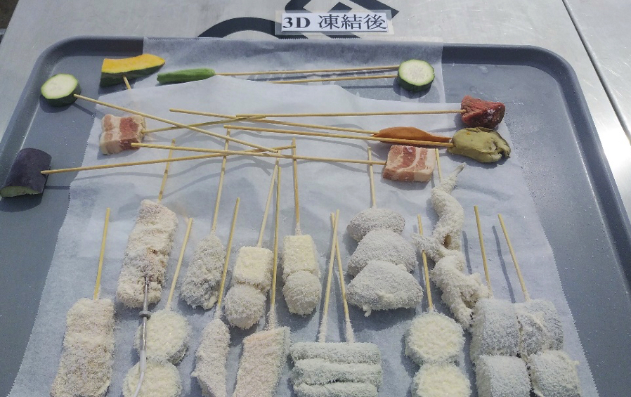 トレーの上に並べられた3D凍結後の串揚げ