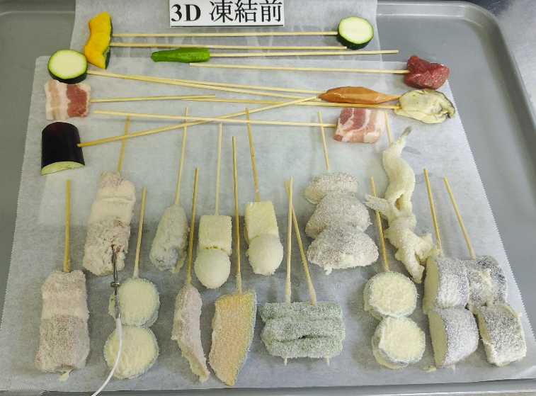 トレーの上に並べられた冷凍前の串揚げ