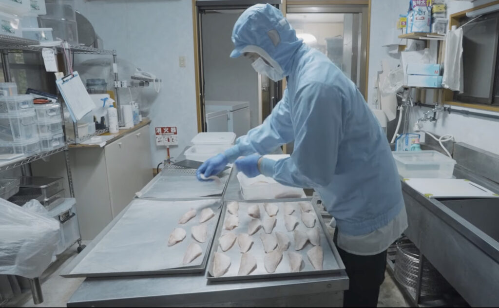 飲食店で仕込みを行っている様子