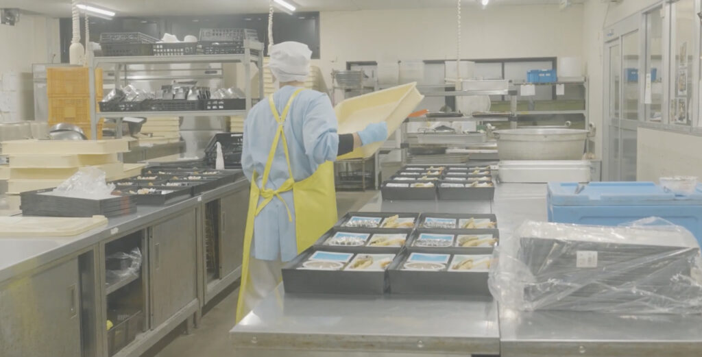 厨房内で料理を作っているシーン