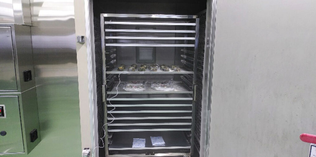 さざえが乗った網トレーをラックインタイプに投入