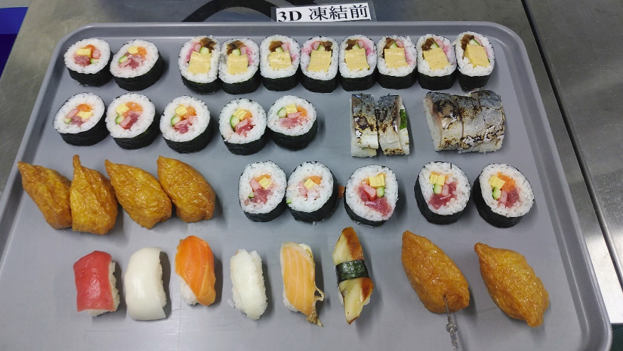 トレーの上に色々な寿司が並べられている