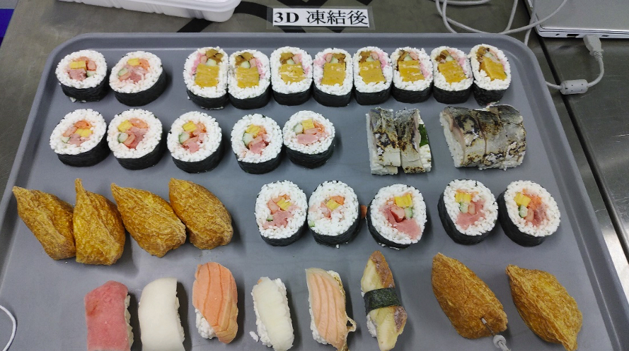 トレーの上に色々な寿司が並べられており3D冷凍された状態