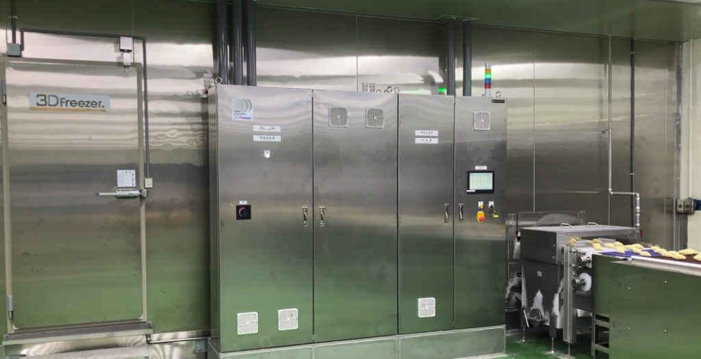 唐揚げ・ミートボール・シーフード・ベーカリーなど自立性のある製品がスパイラルフリーザーに流れていく様子