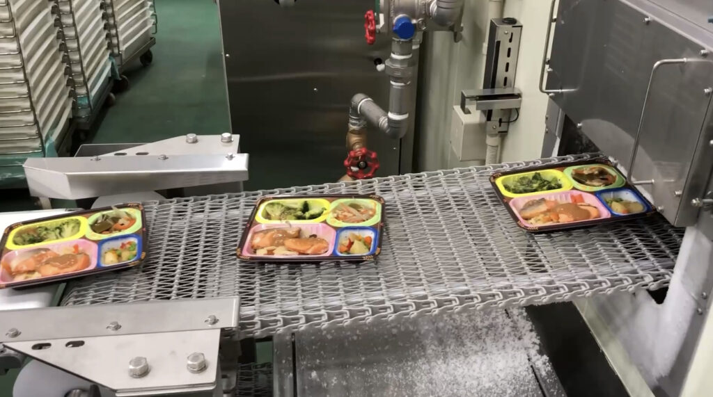 弁当がスパイラルフリーザーに流れている