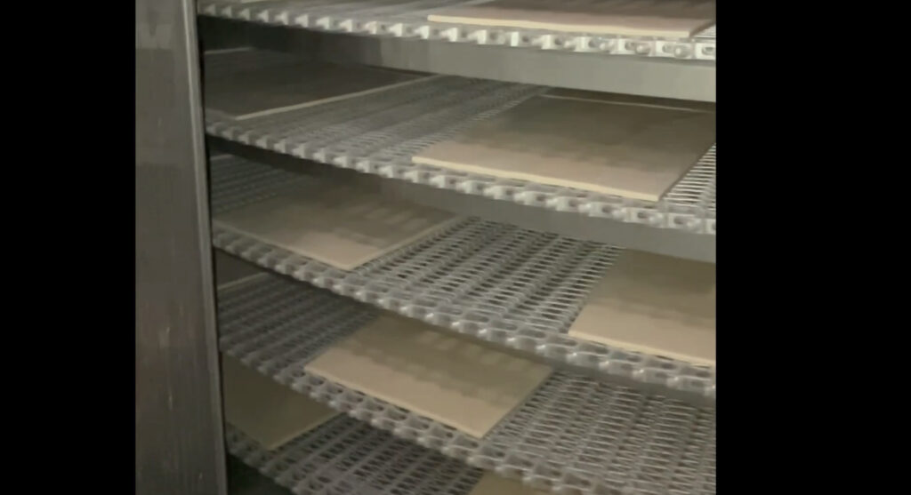 スパイラルフリーザー内部、製品が回っている