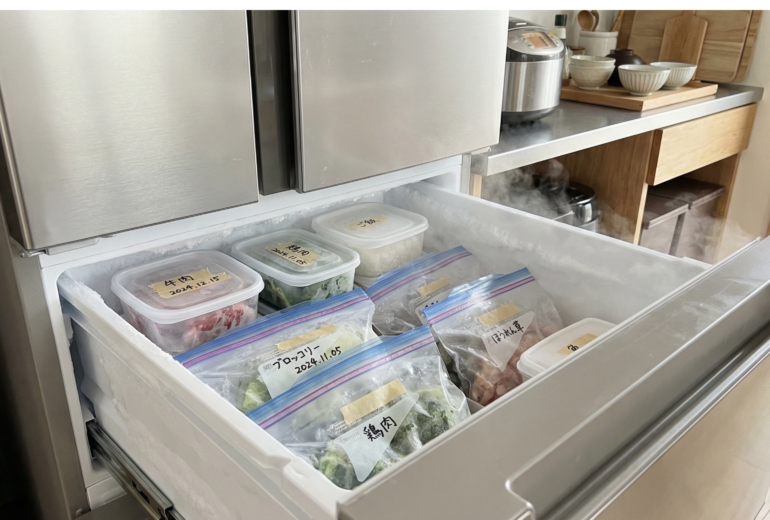 冷凍庫に整理された賞味期限ラベル付きの冷凍食品