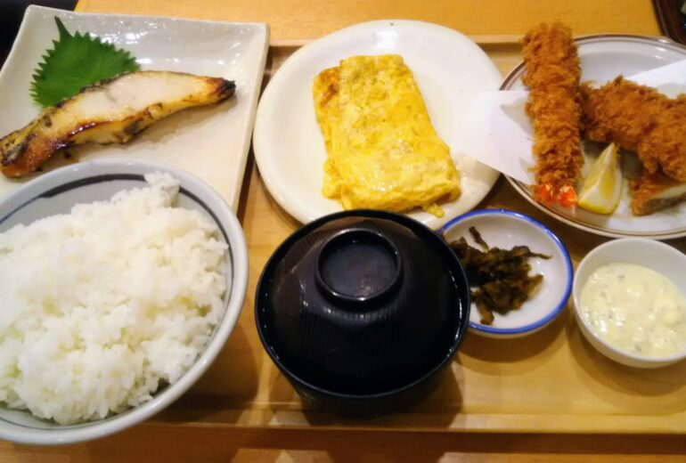 たくさんの色んなおかずがある定食