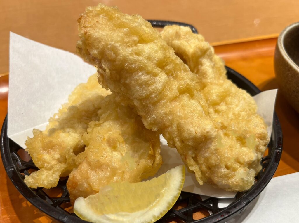 綺麗に盛り付けられた、とり天とレモン