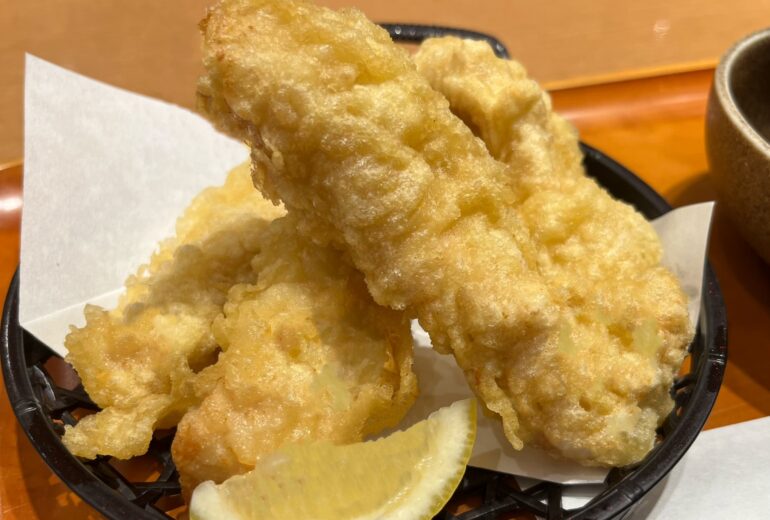 綺麗に盛り付けられた、とり天とレモン