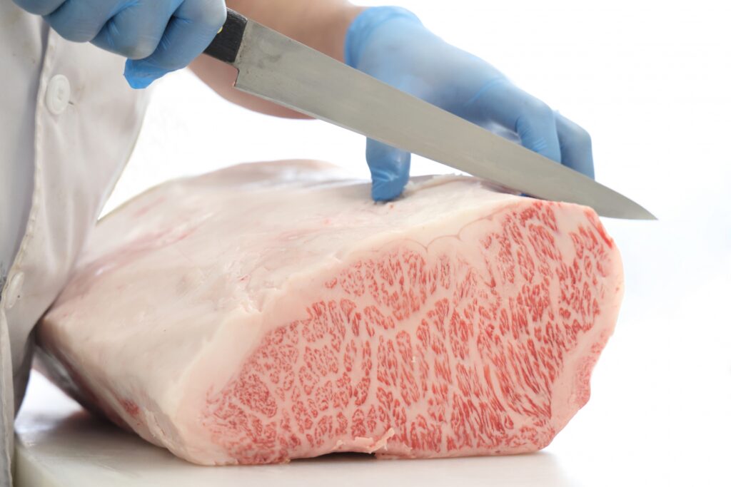 和牛ブロック肉をカットするシーン