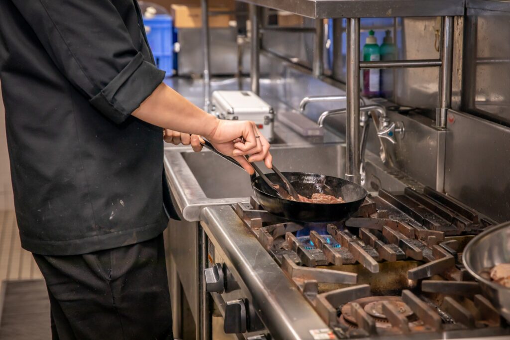 シェフが調理している