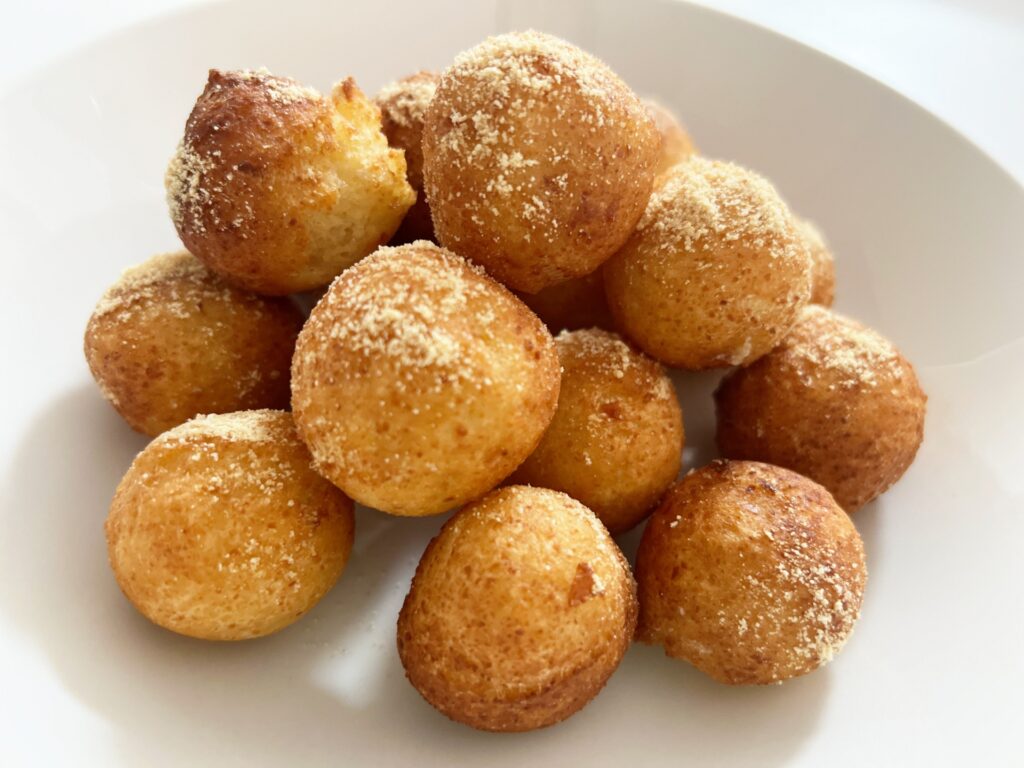 揚げたおからドーナッツが複数盛られている