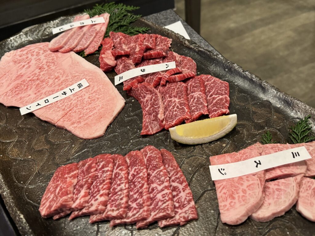 お皿に盛られたハラミ、ミスジ、サーロイン、上カルビ