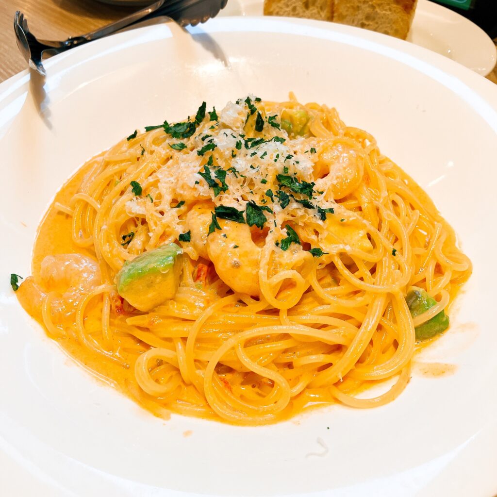 お皿に盛り付けられたパスタ