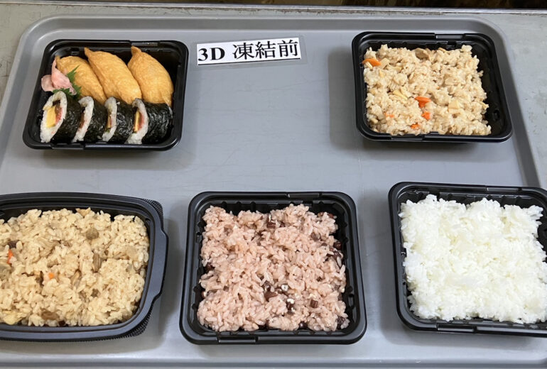 トレイに入った白米と赤飯と海苔巻きと鶏飯と炊き込みご飯