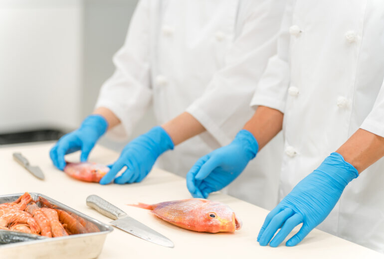 水産加工を行っている様子