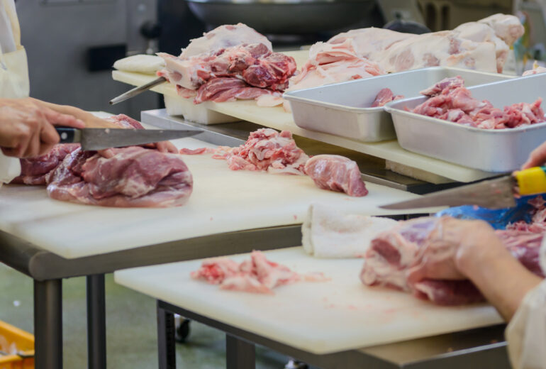 食肉加工場、精肉加工のようす、肉を切る調理師