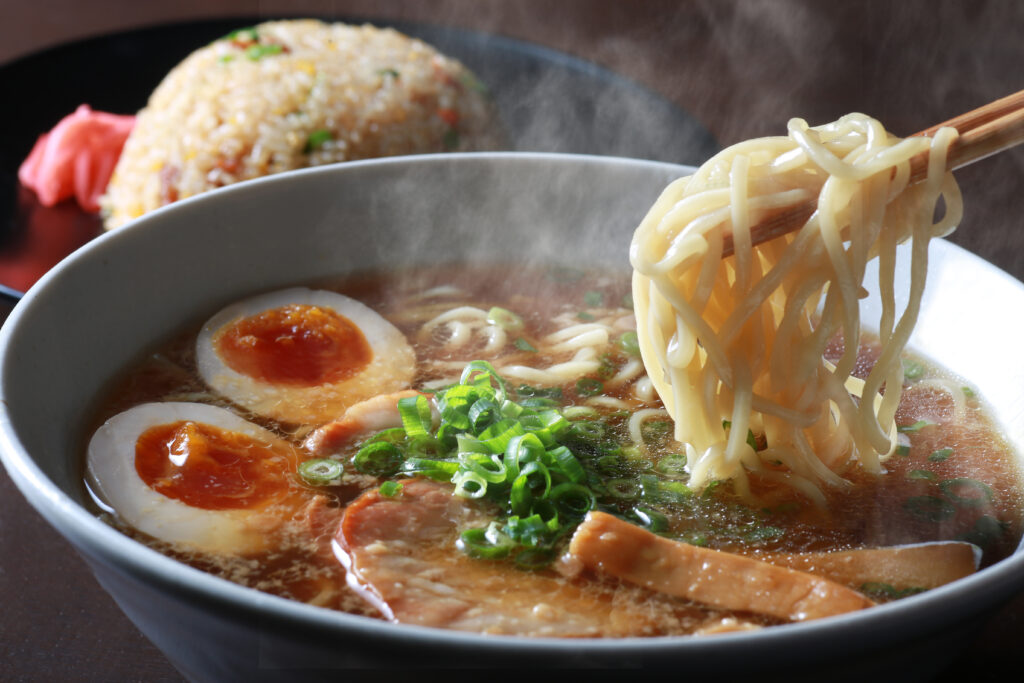 湯気の上がるシズル感のあるラーメン