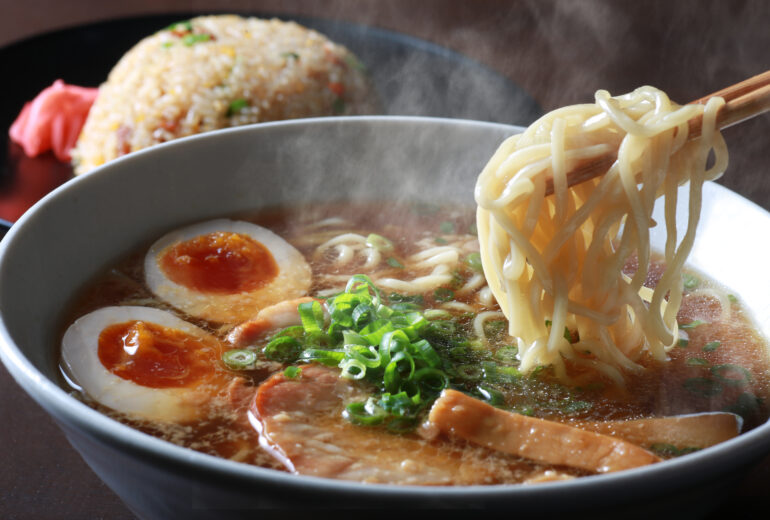湯気の上がるシズル感のあるラーメン