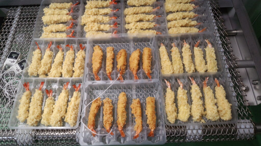 トレイにのせられたエビフライ