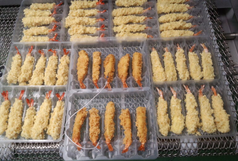 トレイにのせられたエビフライ