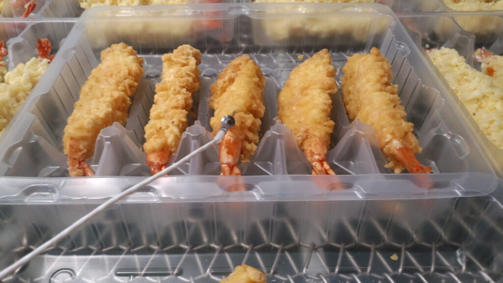 急速冷凍後のトレイにのせられたエビフライ