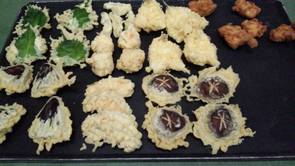 揚げたての天ぷらがもられている