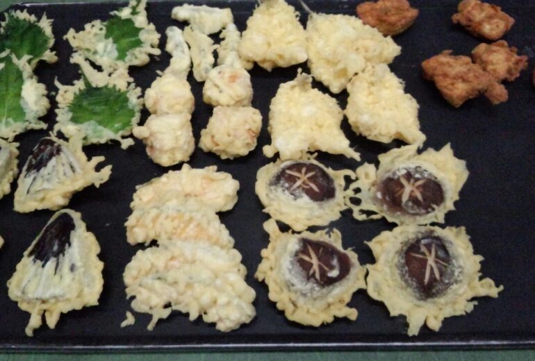 揚げたての天ぷらがもられている