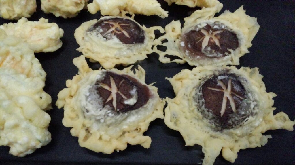 揚げたての天ぷらが急速冷凍されて凍っている