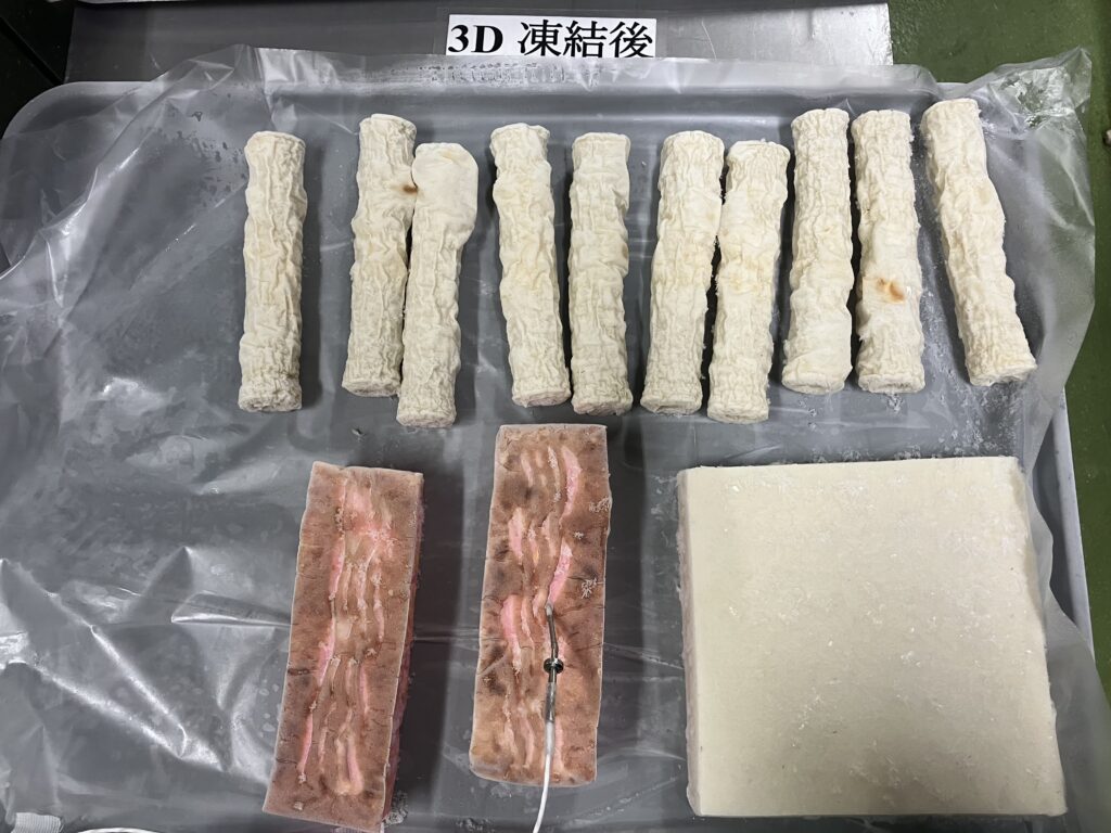 急速冷凍されたトレイに載せられた色々なかまぼこ