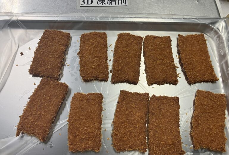 トレーに並べられた10枚のフィッシュかつ