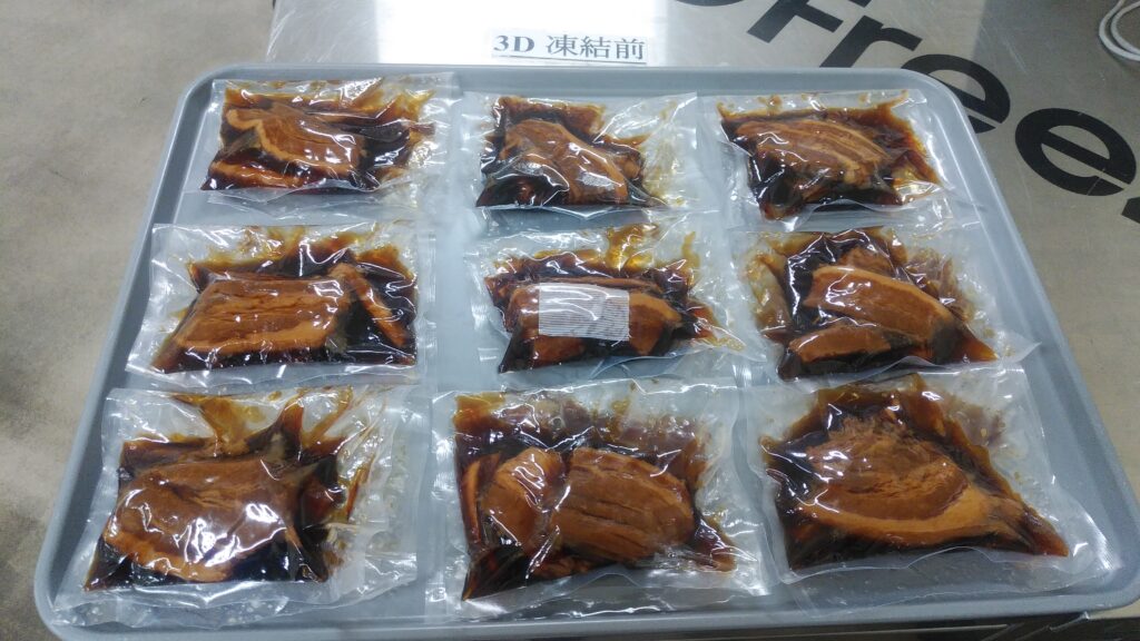 トレーに並べられたパック入りの角煮