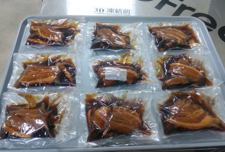 トレーに並べられたパック入りの角煮