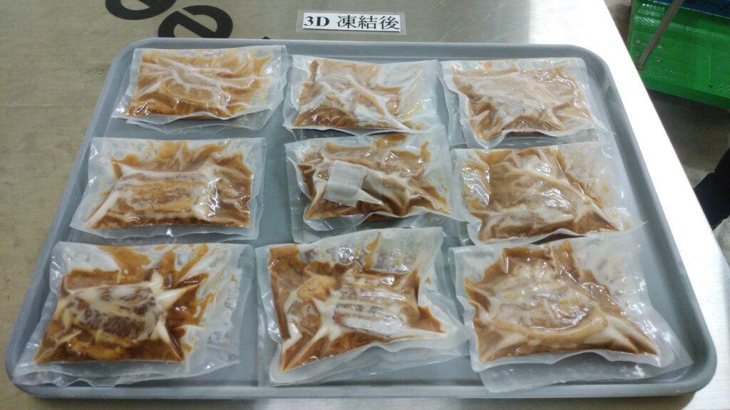 急速冷凍されたトレーに並べられたパック入りの角煮