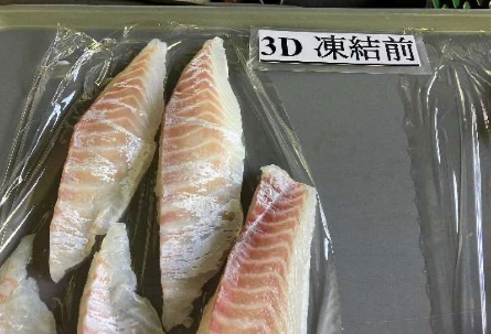 トレーに並べられたたくさんの鯛のサク