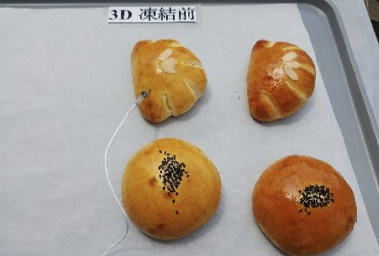 トレーに載せられたあんぱん（急速冷凍前）