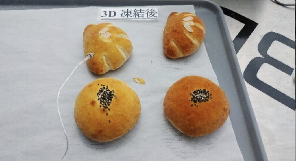 トレーに載せられたあんぱん（急速冷凍後）