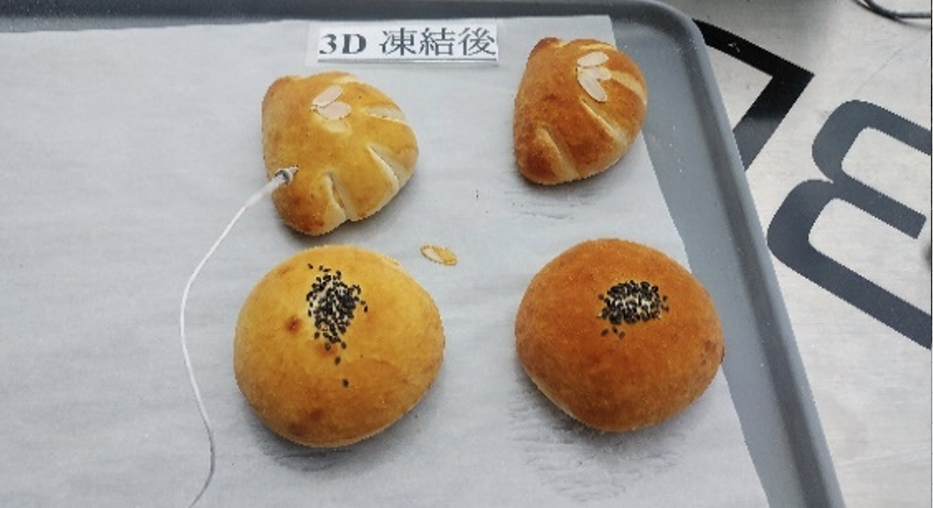 「3D凍結後」の札がある灰色トレーに、丸いパン2個と葉形のパン2個を同じ配置で並べ、左上のパンに白い温度センサーを差した写真