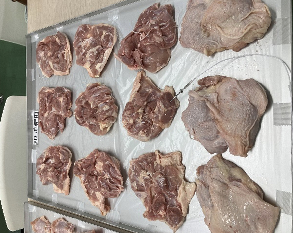 トレーに並べられた冷凍前の鶏もも肉