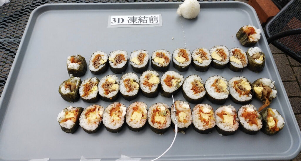 トレーに並べられた冷凍前のキンパ